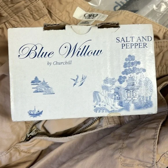 Blue Willow Salt and Pepper Shakers - Picture 8 of 9